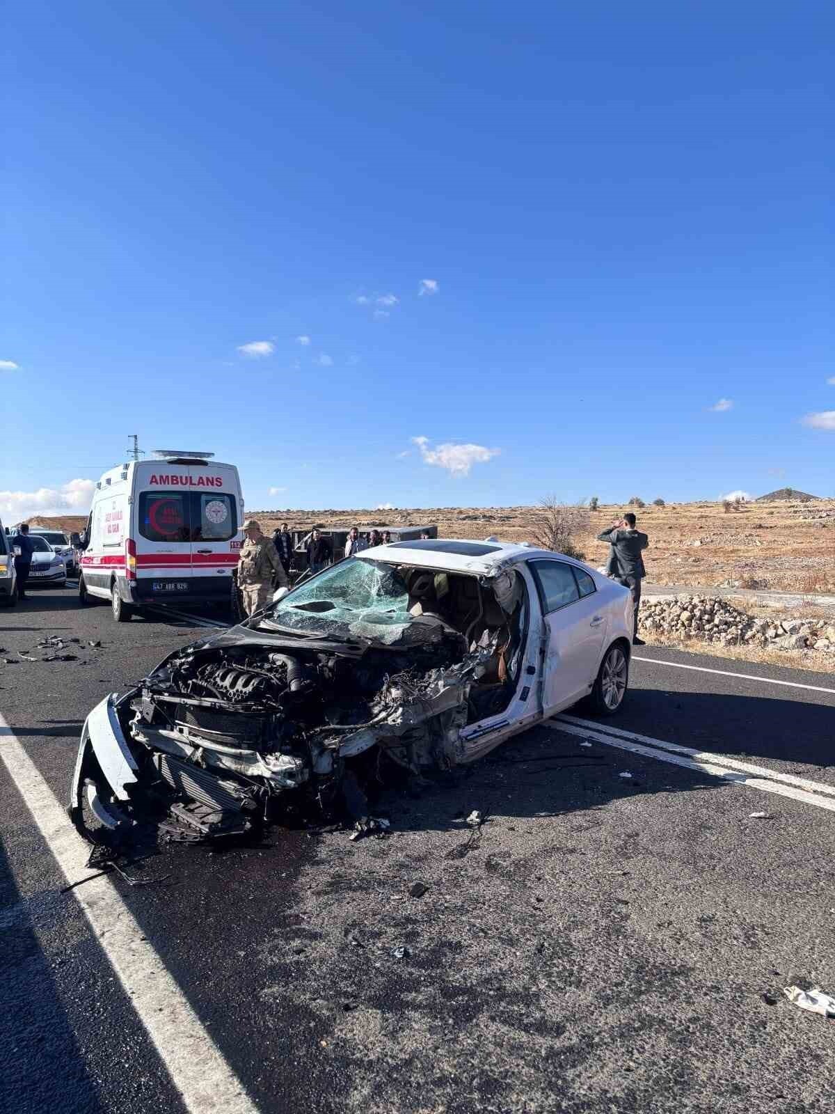 MARDİN'DE OTOMOBİL İLE AÇIK KASA KAMYONETİN ÇARPIŞMASI SONUCU MEYDANA GELEN TRAFİK KAZASINDA 2...