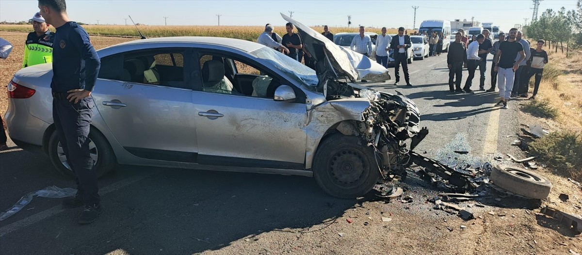 Mardin'in Kızıltepe ilçesinde, iki otomobilin çarpıştığı kazada, 1'i ağır 6 kişi...