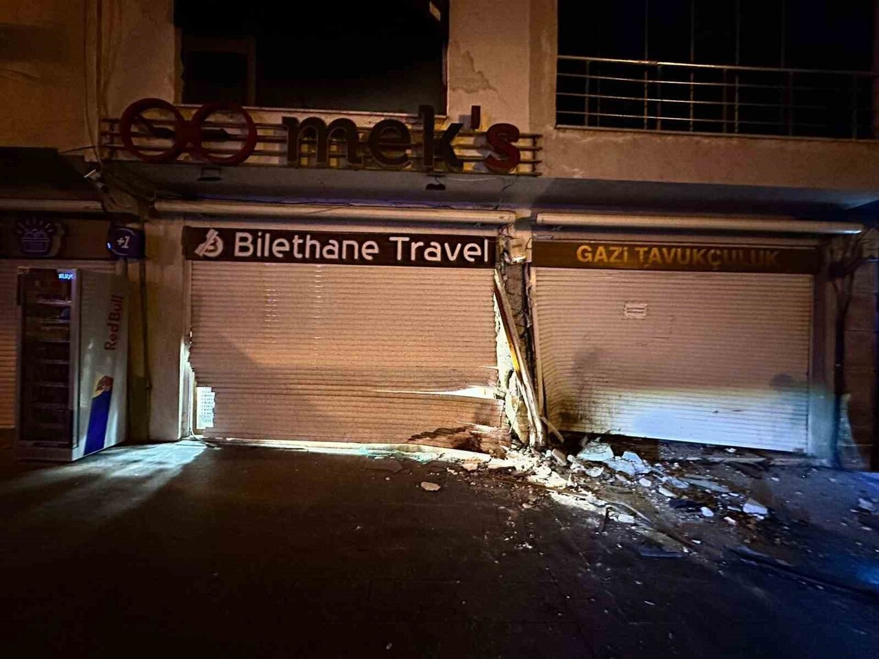 MARDİN’DE KONTROLDEN ÇIKAN OTOMOBİLİN İŞ YERİNİN KEPENGİNE ÇARPMASI SONUCU 4 KİŞİ...