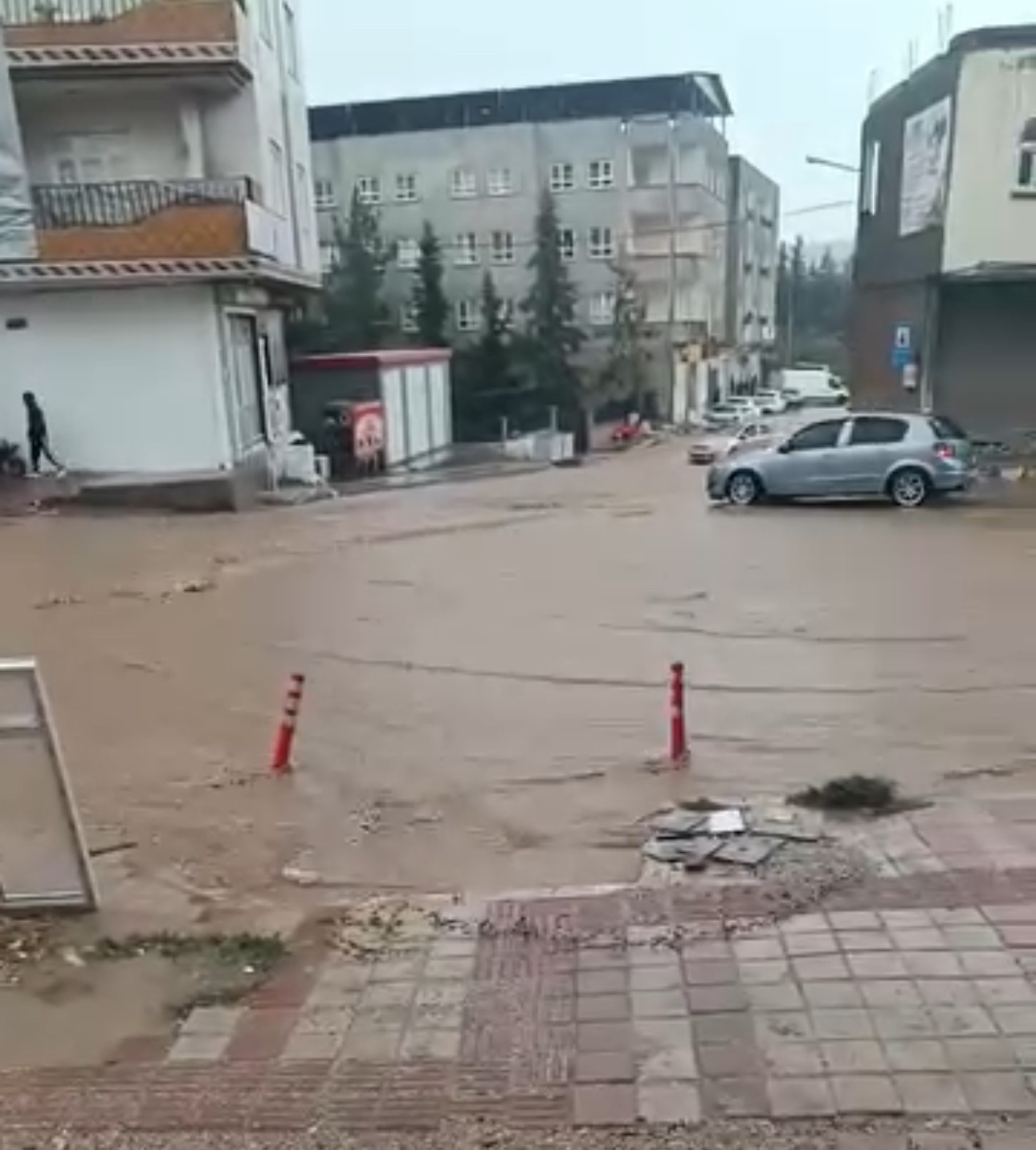 MARDİN’DE SAĞANAK YAĞIŞ ETKİLİ OLDU, YOLLAR GÖLE DÖNDÜ