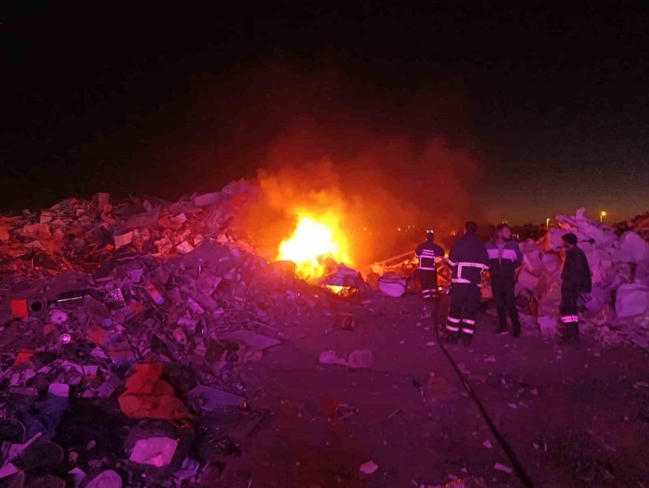 MARDİN’İN KIZILTEPE İLÇESİNDE HURDALIK ALANDA ÇIKAN YANGIN, İTFAİYE EKİPLERİNİN HIZLI...