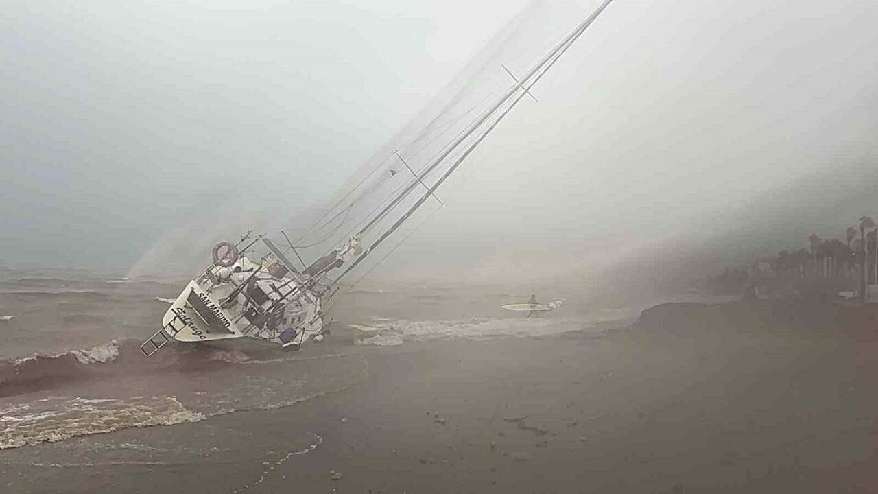 MARMARİS’TE ETKİLİ OLAN ŞİDDETLİ FIRTINA ÜÇ YELKENLİYİ KARAYA SÜRÜKLERKEN, TEKNESİ KIYIYA VURAN...