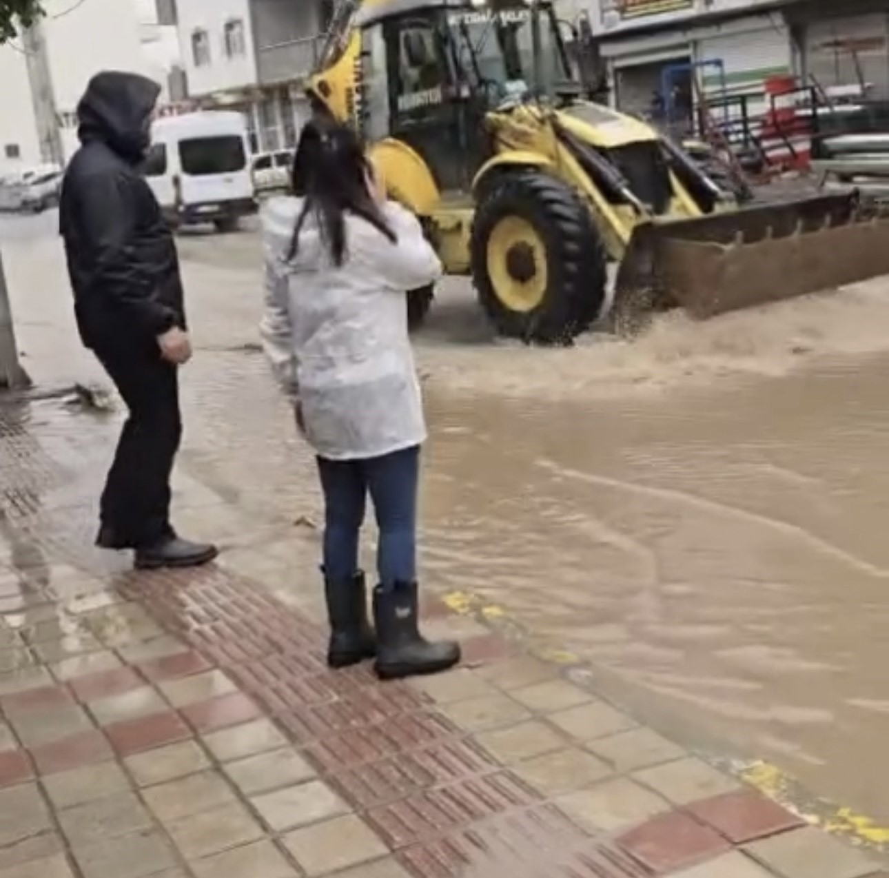 MAZIDAĞI BELEDİYESİ, ALTYAPI SORUNUNU GİDERMEYİNCE GÖLE DÖNEN YOLLARDAKİ SU TAHLİYESİNİ KEPÇE İLE...