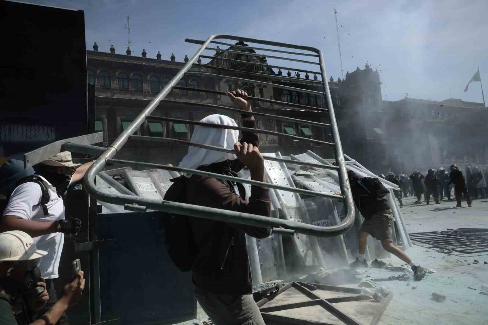 MEKSİKA’DA ARTAN SUÇ, YOLSUZLUK VE CEZASIZLIĞA KARŞI TEPKİ GÖSTERMEK ÜZERE DÜZENLENEN HÜKÜMET...