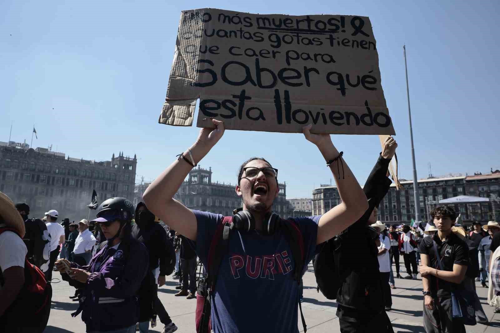 MEKSİKA’DA ARTAN SUÇ, YOLSUZLUK VE CEZASIZLIĞA KARŞI TEPKİ GÖSTERMEK ÜZERE DÜZENLENEN HÜKÜMET...