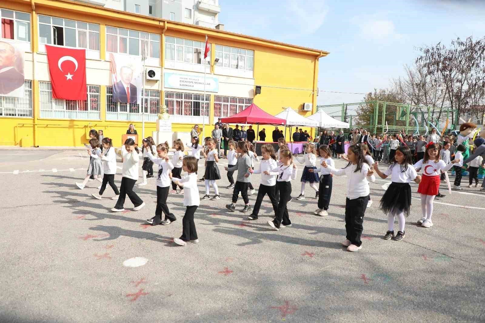 MELİKGAZİ BELEDİYE BAŞKANI DOÇ. DR. MUSTAFA PALANCIOĞLU, ESENTEPE MUMCULAR İLKOKULU ÖĞRENCİLERİNİN...