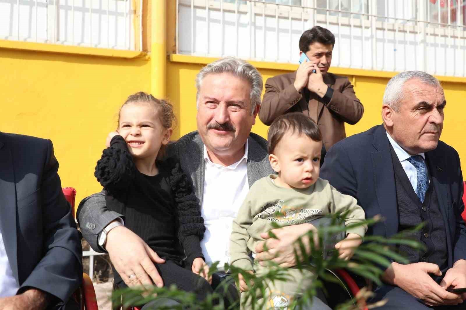 MELİKGAZİ BELEDİYE BAŞKANI DOÇ. DR. MUSTAFA PALANCIOĞLU, ESENTEPE MUMCULAR İLKOKULU ÖĞRENCİLERİNİN...