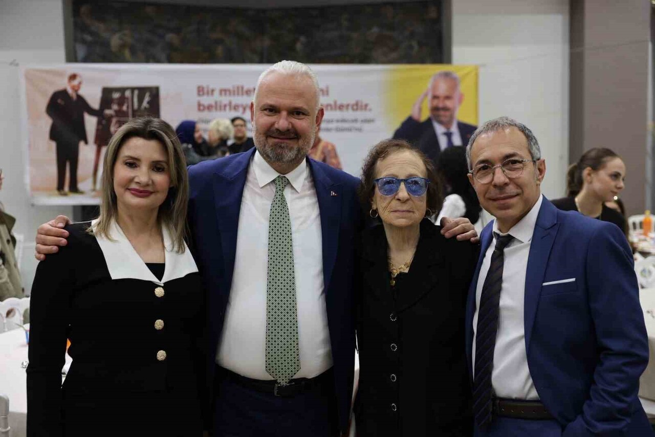 MENEMEN BELEDİYE BAŞKANI AYDIN PEHLİVAN, 24 KASIM ÖĞRETMENLER GÜNÜ SEBEBİYLE İLÇEDE GÖREV YAPAN...