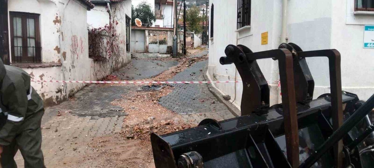 MENTEŞE BELEDİYE EKİPLERİ SU BASKINLARINA MÜDAHALE EDİYOR