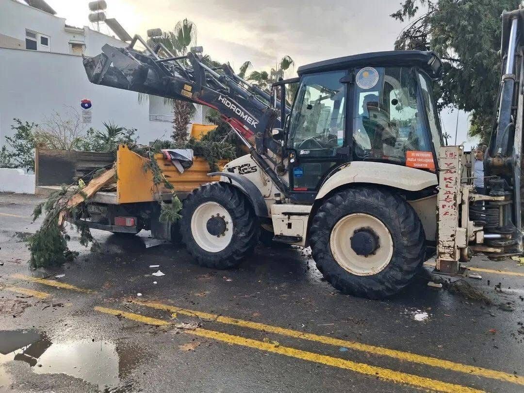 MERSİN'DE GECE YAĞIŞLI HAVA ETKİLİ OLURKEN ANAMUR İLÇESİ SINIRLARINDA AKDENİZ'DE ÇIKAN HORTUM  BİR...