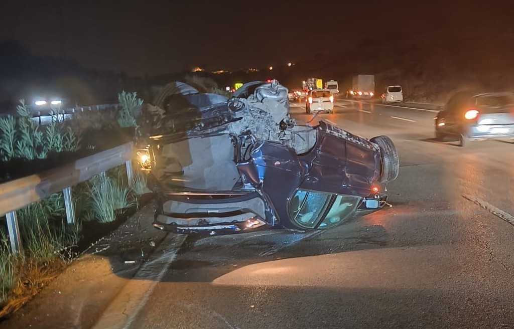 MERSİN'DE OTOYOL ÇIKIŞINDA MEYDANA GELEN KAZADA SÜRÜCÜ HAYATINI KAYBETTİ.