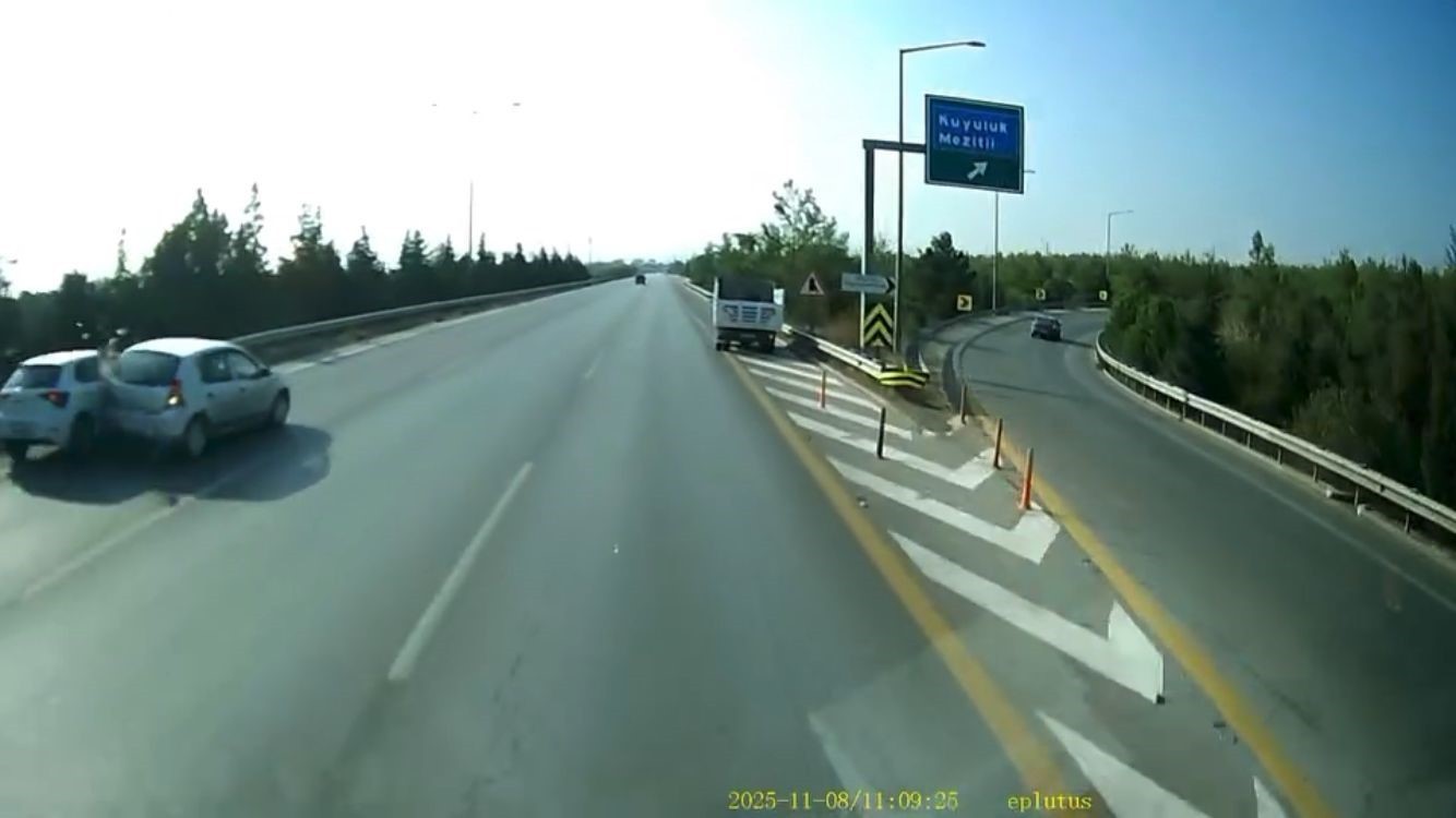 MERSİN'DE SEYİR HALİNDEKİ BİR OTOMOBİL, OTOBANDA SOL ŞERİTTE DURAN BAŞKA BİR ARACA ÇARPTIKTAN...