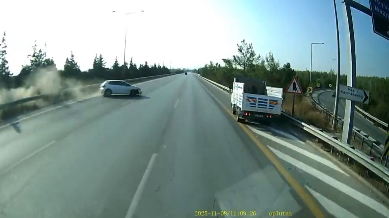 MERSİN'DE SEYİR HALİNDEKİ BİR OTOMOBİL, OTOBANDA SOL ŞERİTTE DURAN BAŞKA BİR ARACA ÇARPTIKTAN...