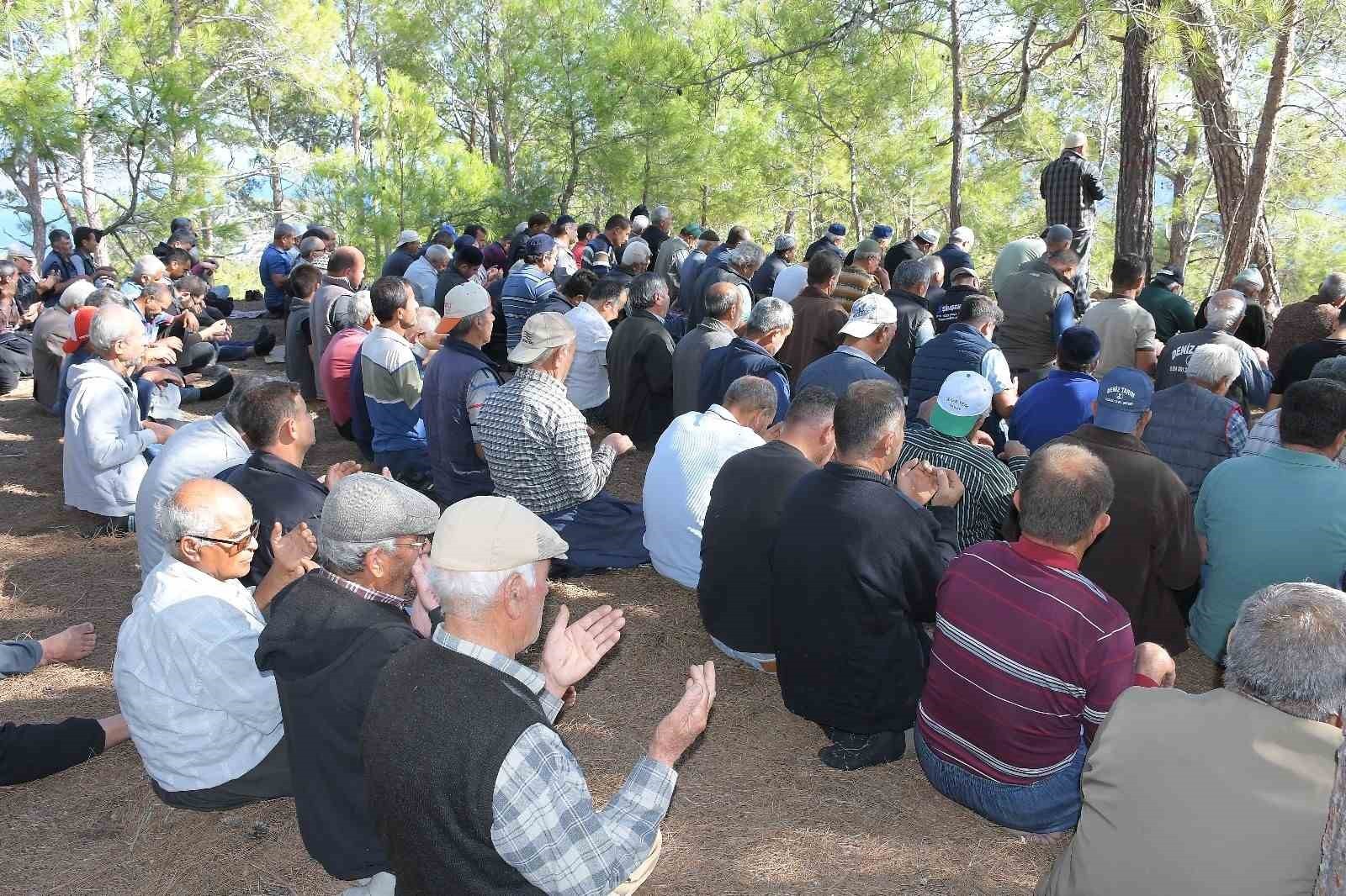 MERSİN'İN BOZYAZI İLÇESİNDE YÜZYILLARDIR SÜREGELEN YAĞMUR DUASI GELENEĞİ, BU YIL DA TEKMEN...