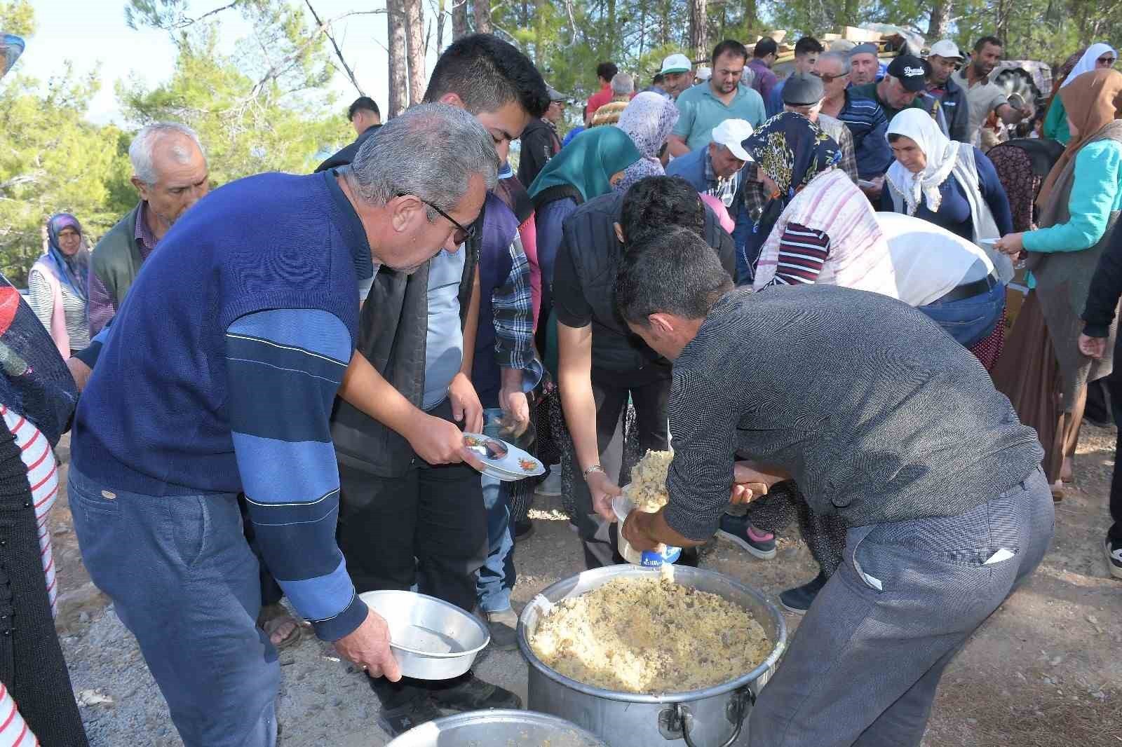 MERSİN'İN BOZYAZI İLÇESİNDE YÜZYILLARDIR SÜREGELEN YAĞMUR DUASI GELENEĞİ, BU YIL DA TEKMEN...