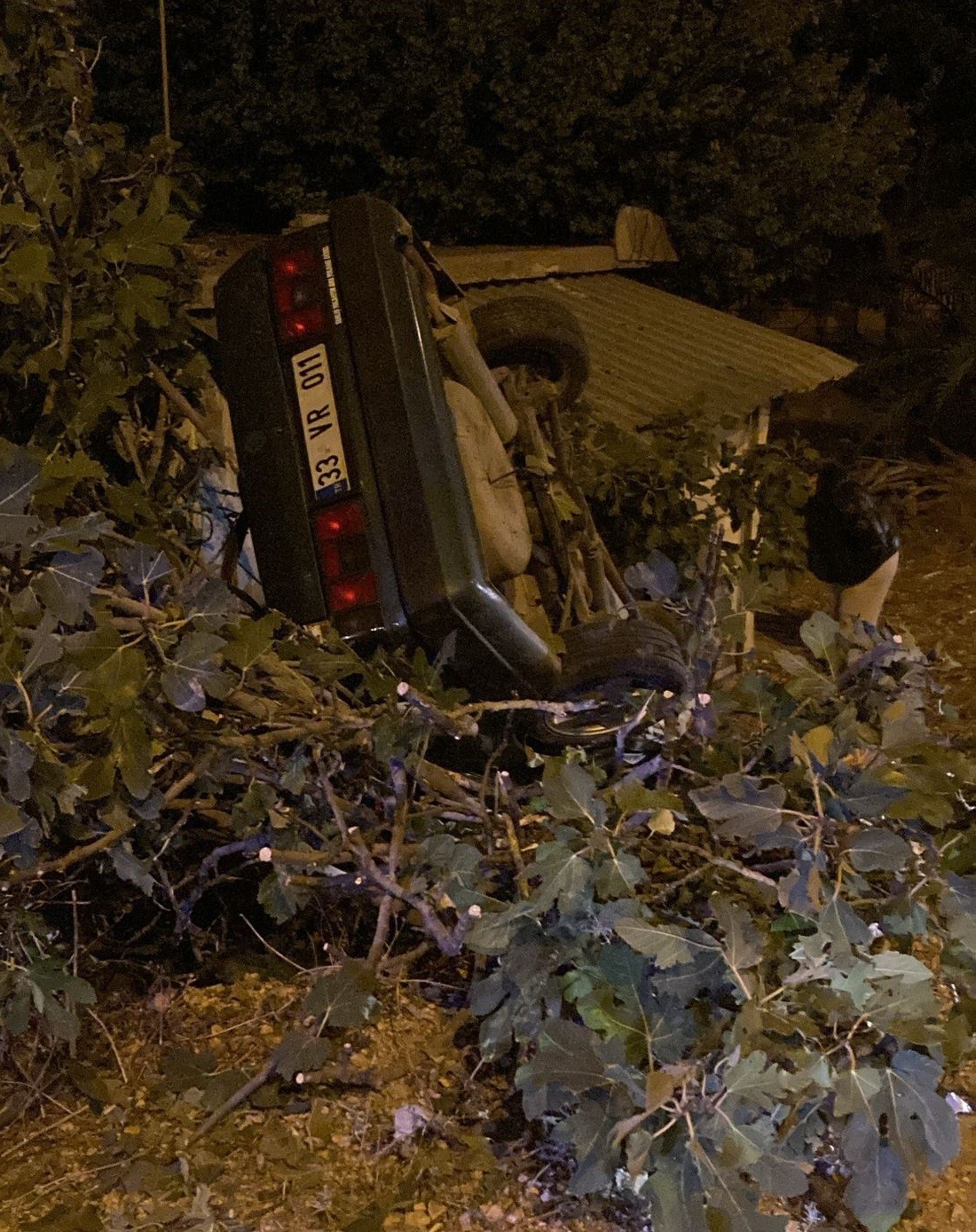 MERSİN'İN SİLİFKE İLÇESİ'NDE YOLDAN ÇIKAN OTOMOBİL TAKLA ATIP BİR EVİN DUVARUNA ÇARPTI, HASTANEYE...