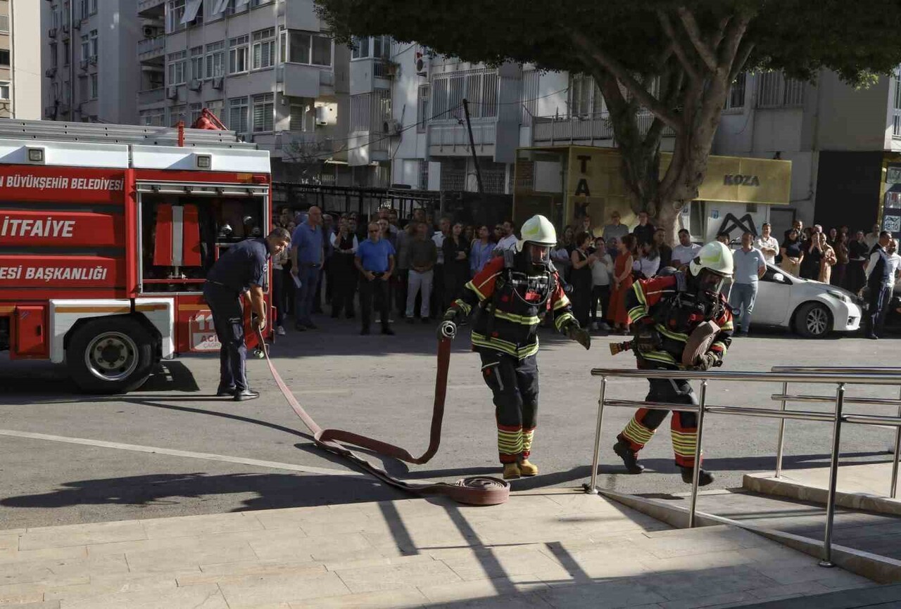 MERSİN BÜYÜKŞEHİR BELEDİYESİ ANA HİZMET BİNASI’NDA DÜZENLENEN YANGIN TATBİKATINDA BİNA 3,5...