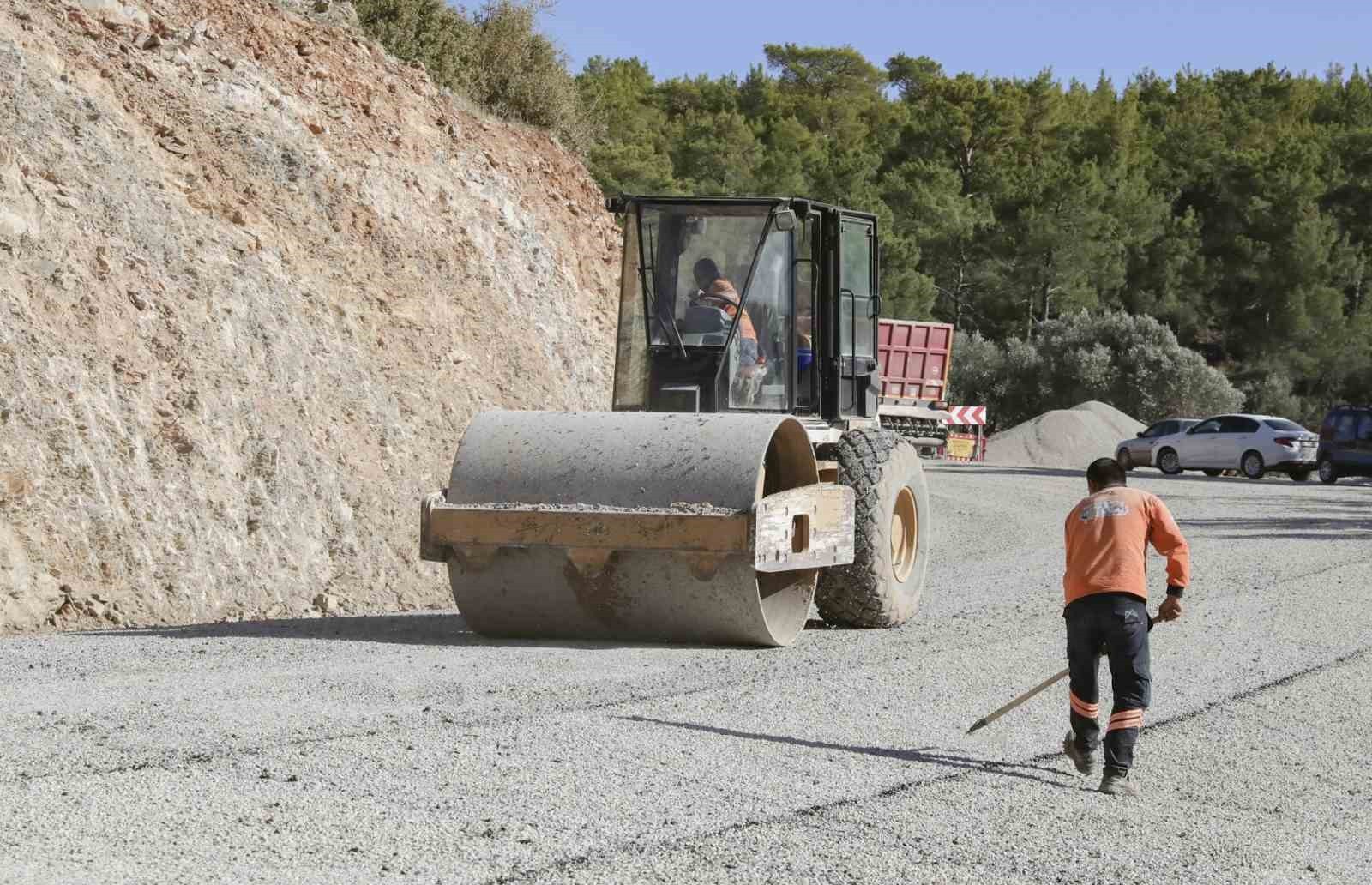 MERSİN BÜYÜKŞEHİR BELEDİYESİ, GÜLNAR’DA 5 MAHALLEYİ BİRBİRİNE BAĞLAYAN GRUP YOLUNU GENİŞLETEREK 6...
