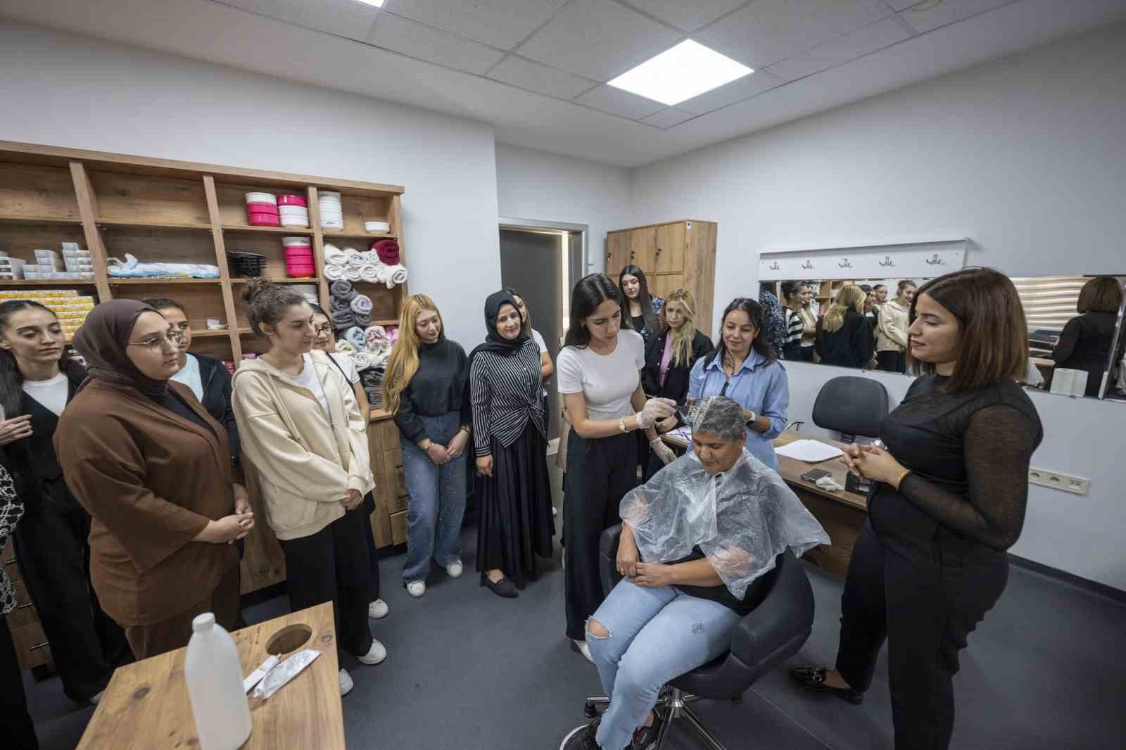 MERSİN BÜYÜKŞEHİR BELEDİYESİNİN ÜCRETSİZ SAÇ RENKLENDİRME KURSU, YOĞUN İLGİ GÖREREK VATANDAŞLARA...