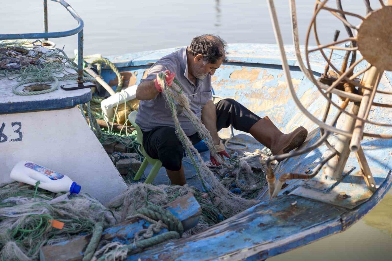 MERSİN’DE BALIKÇILARIN KULLANIM ÖMRÜ DOLAN AĞLARINI DENİZE DEĞİL, GERİ DÖNÜŞÜM KONTEYNERLERİNE...