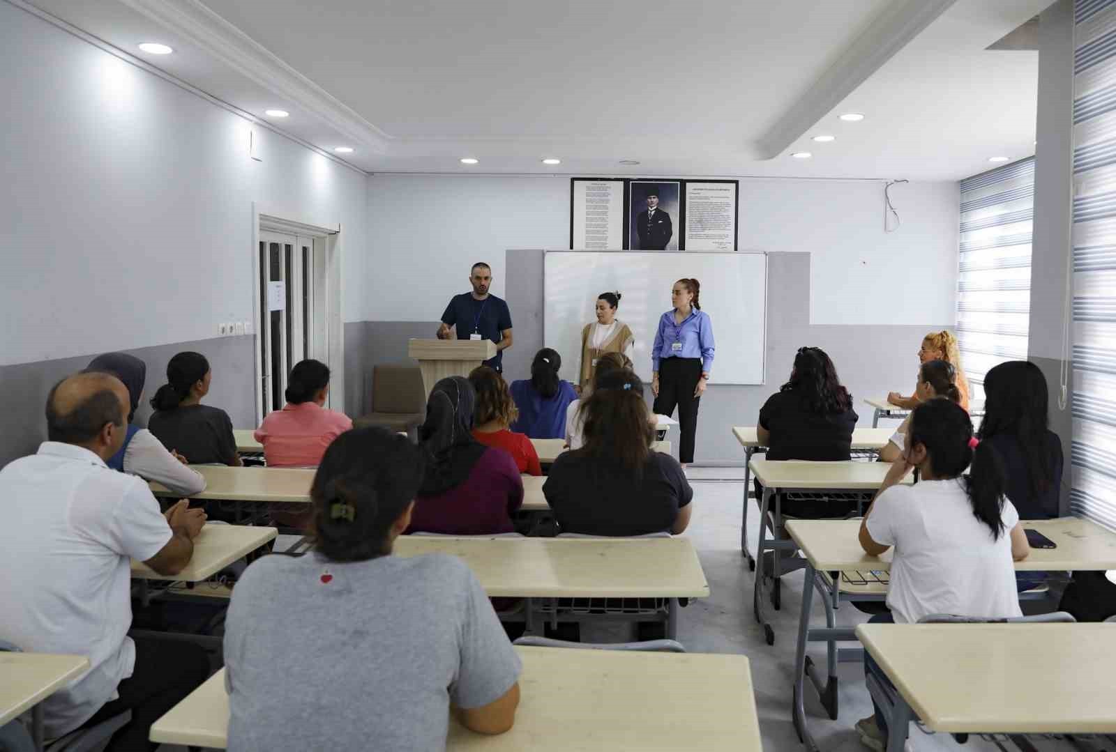 MERSİN’DE BÜYÜKŞEHİR BELEDİYESİ, KURS MERKEZLERİNDE DÜZENLEDİĞİ TOPLANTILARLA VELİLERİ SINAV...