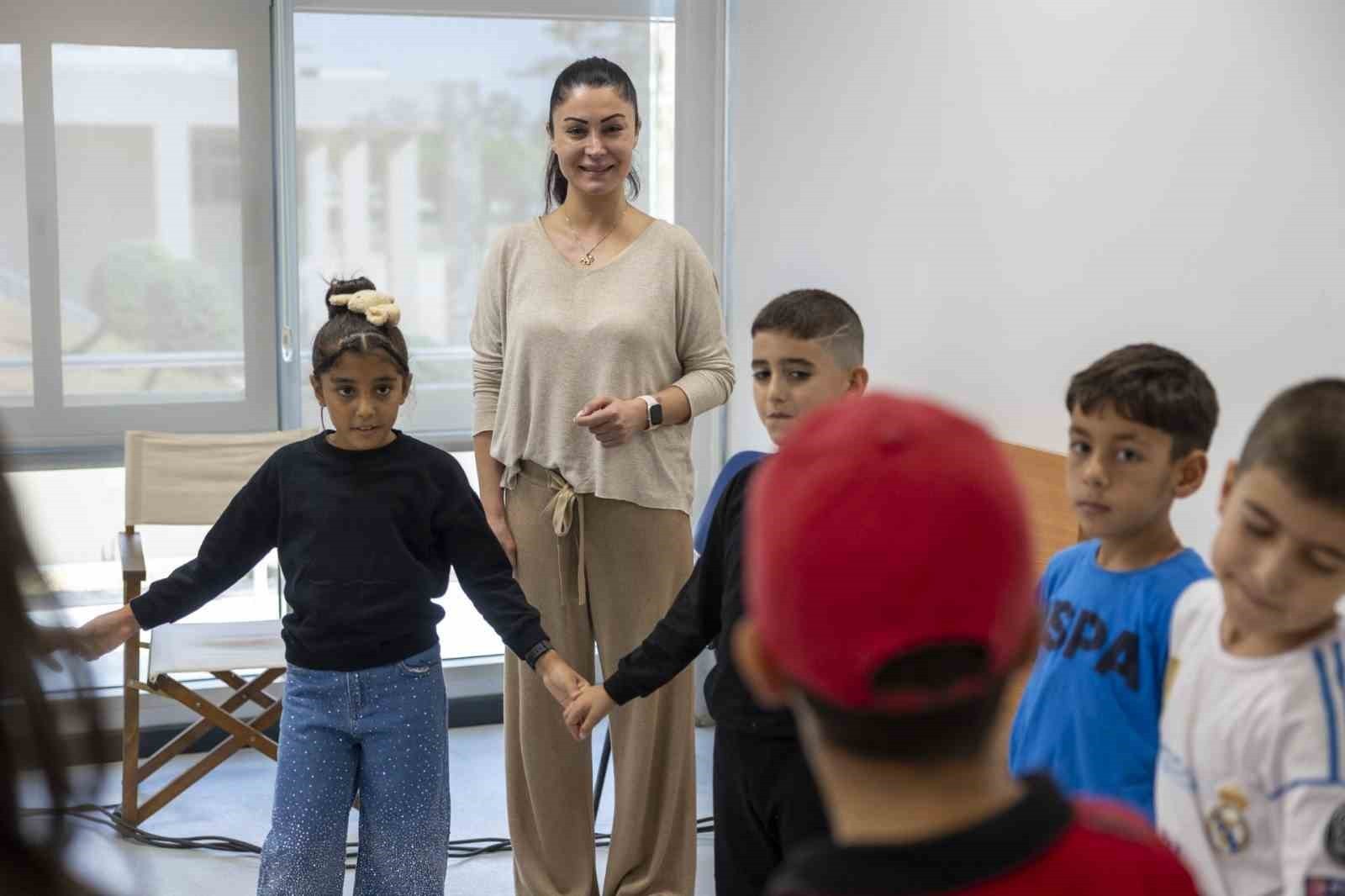 MERSİN’DE BÜYÜKŞEHİR BELEDİYESİNİN ÜCRETSİZ TİYATRO KURSUNA BU YIL 7’DEN 60’A 250 KİŞİ KATILIRKEN...