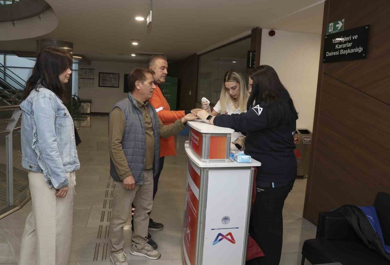 MERSİN’DE ‘DÜNYA DİYABET GÜNÜ’ KAPSAMINDA BELEDİYE PERSONELİNE ÜCRETSİZ ŞEKER ÖLÇÜMÜ YAPILARAK...