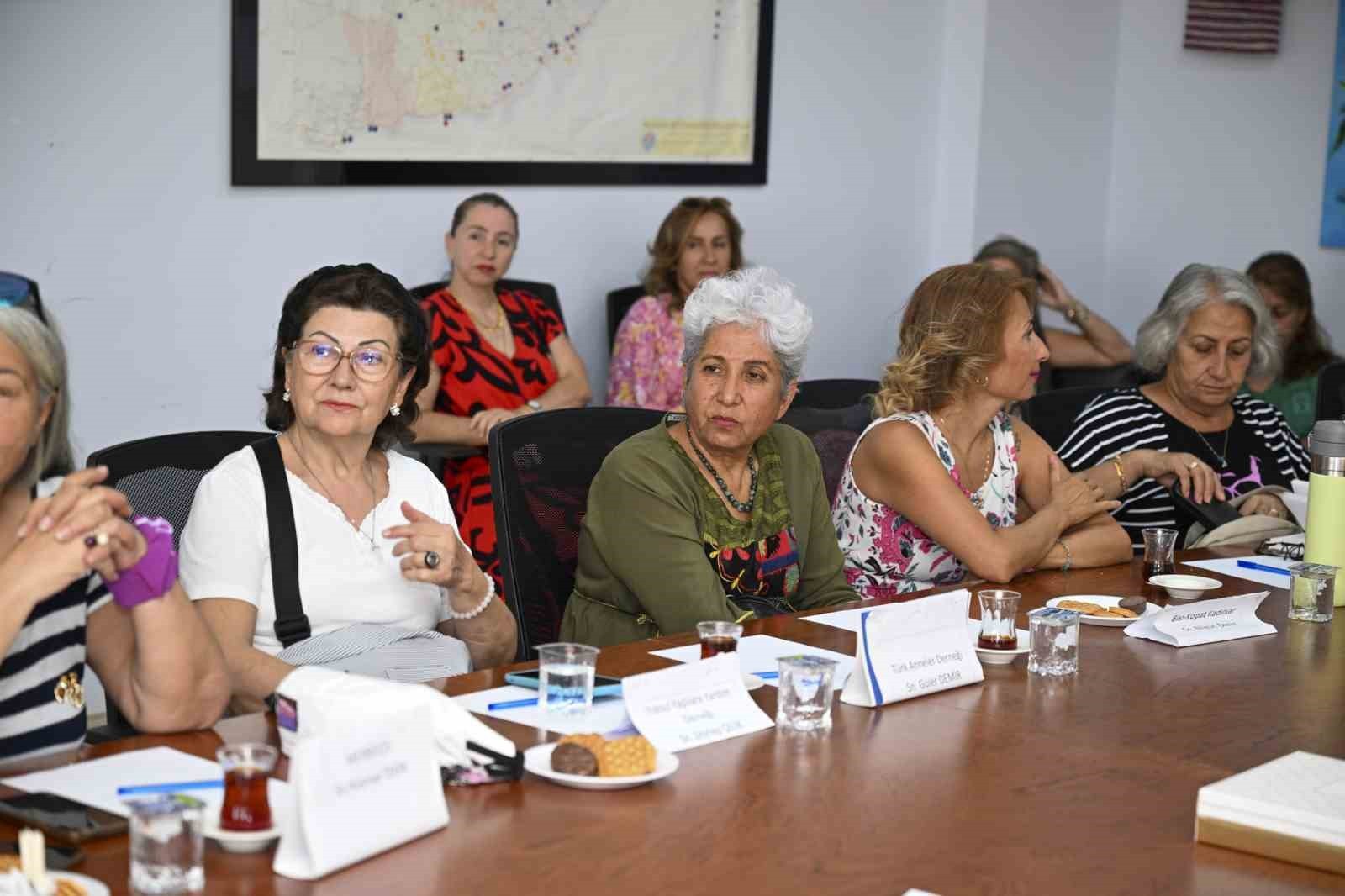 MERSİN’DE DÜZENLENEN ‘PAZARTESİ BULUŞMALARI’, KADINLARIN DÜŞÜNCELERİNİN KENT YÖNETİMİNE YÖN...