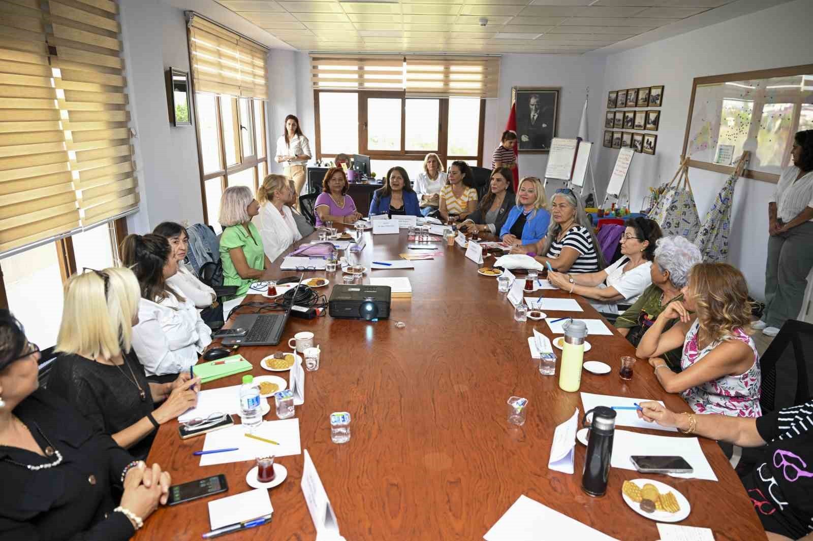 MERSİN’DE DÜZENLENEN ‘PAZARTESİ BULUŞMALARI’, KADINLARIN DÜŞÜNCELERİNİN KENT YÖNETİMİNE YÖN...