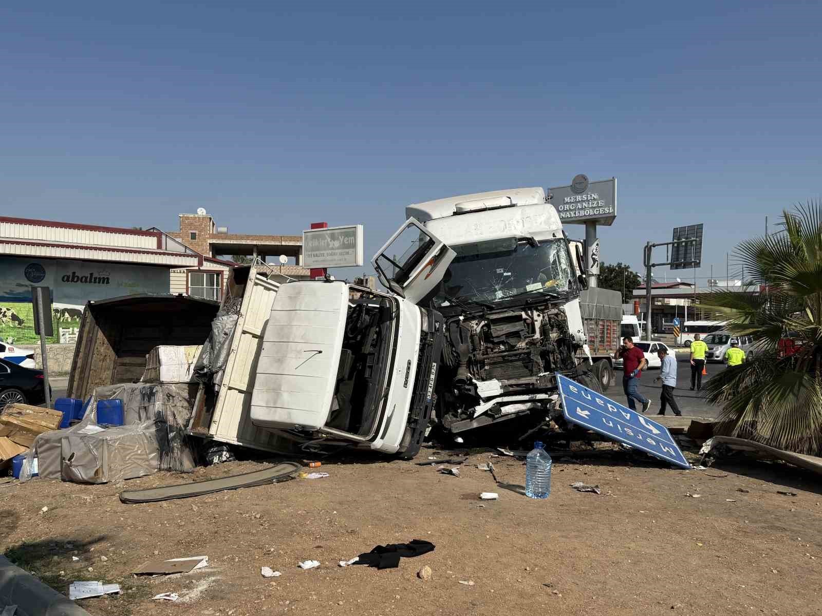 MERSİN’DE MEYDANA GELEN VE 3 TIRIN KARIŞTIĞI KAZADA 2 KİŞİ YARALANDI