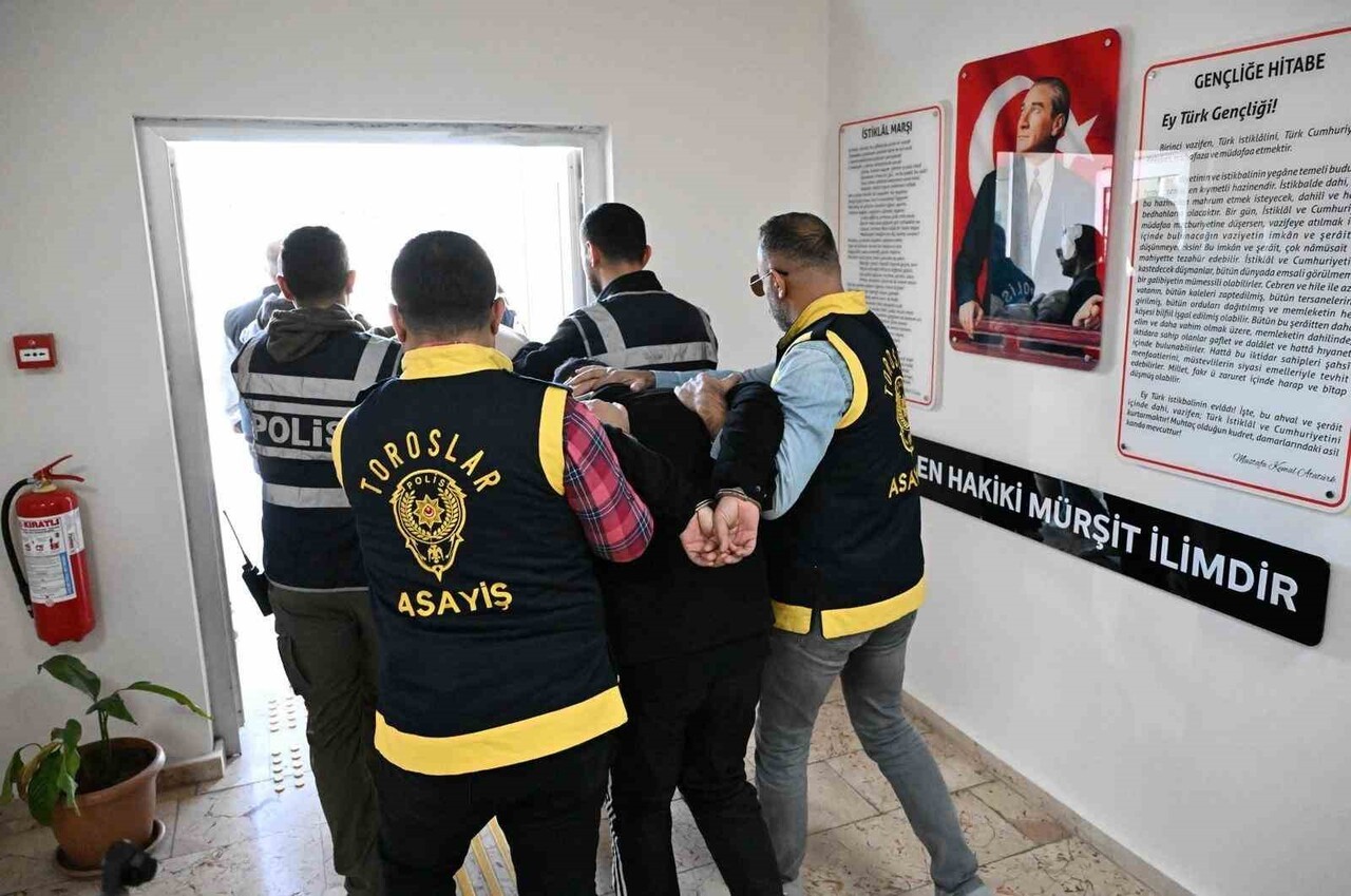 MERSİN’DE MÜŞTERİ OLARAK BİNDİKLERİ TAKSİ ŞOFÖRÜNÜ DARP EDİP BIÇAKLAYARAK YARALADIKLARI İDDİASIYLA...