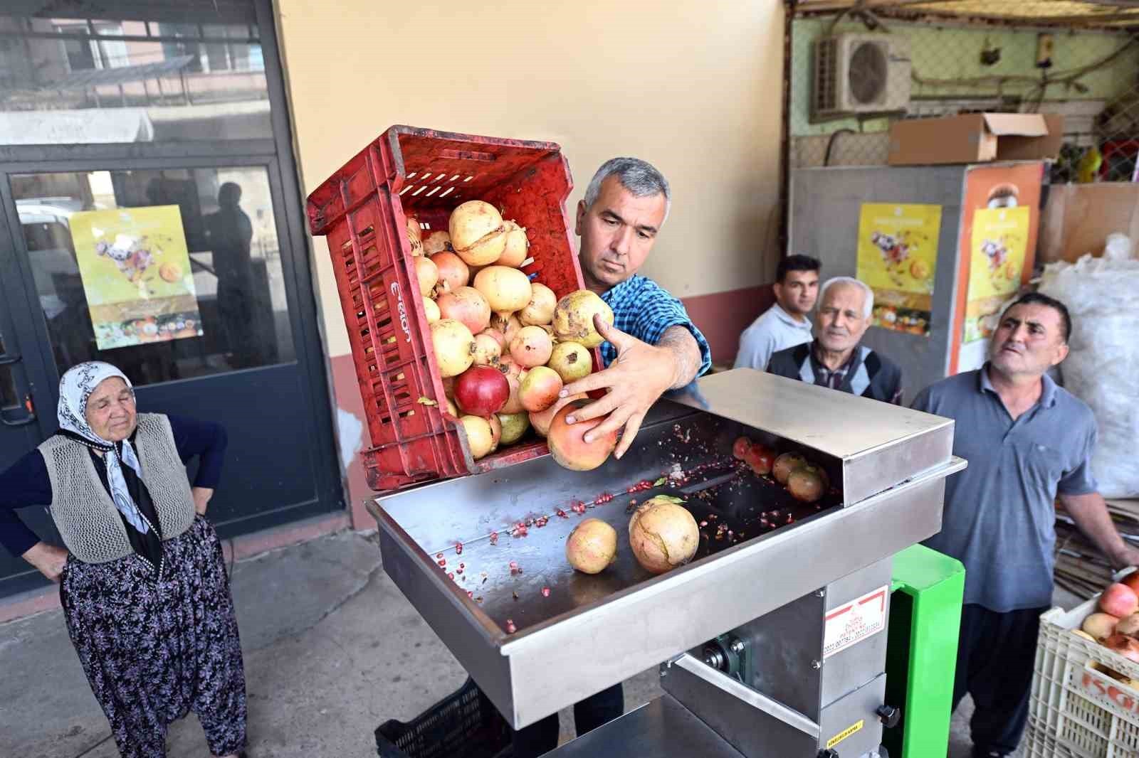 MERSİN’DE ÜRETİCİLERE TESLİM EDİLEN NAR TANELEME VE SIKMA MAKİNESİ, KARAHACILI’DAKİ ÜRETİCİLERE...