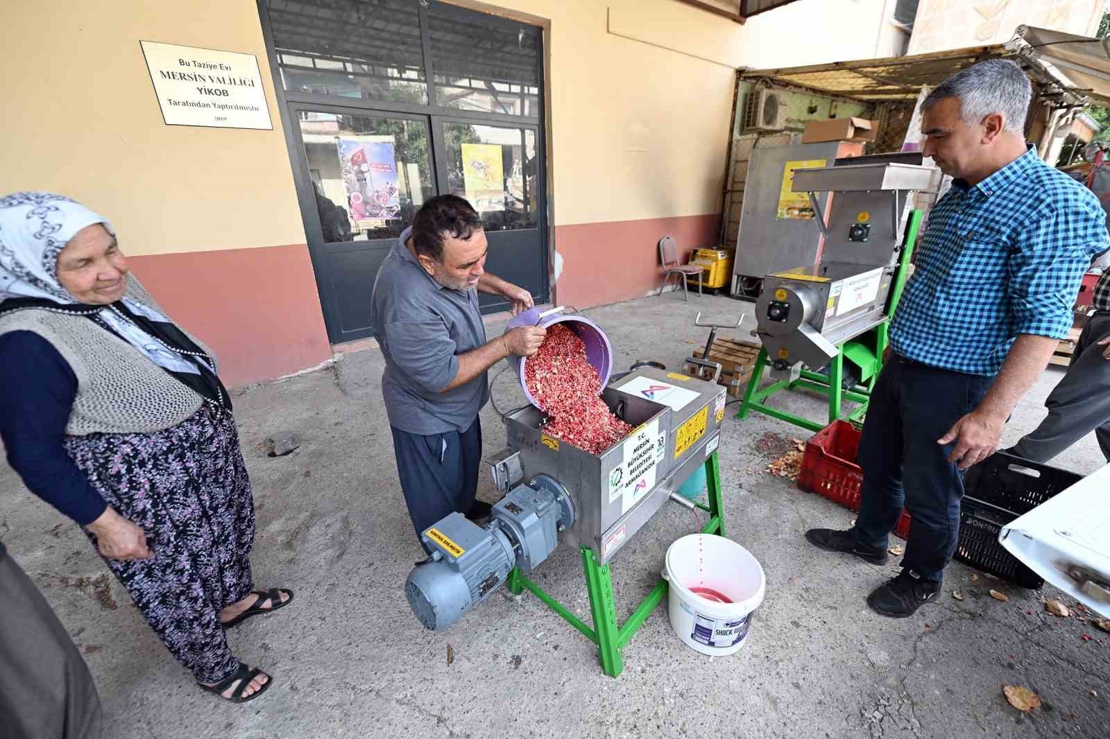MERSİN’DE ÜRETİCİLERE TESLİM EDİLEN NAR TANELEME VE SIKMA MAKİNESİ, KARAHACILI’DAKİ ÜRETİCİLERE...