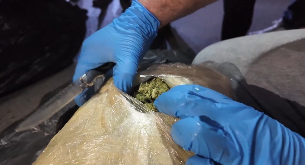 MERSİN’E YURT DIŞINDAN GİRİŞ YAPAN BİR TIRA DÜZENLENEN OPERASYONDA 223 KİLO UYUŞTURUCU ELE...