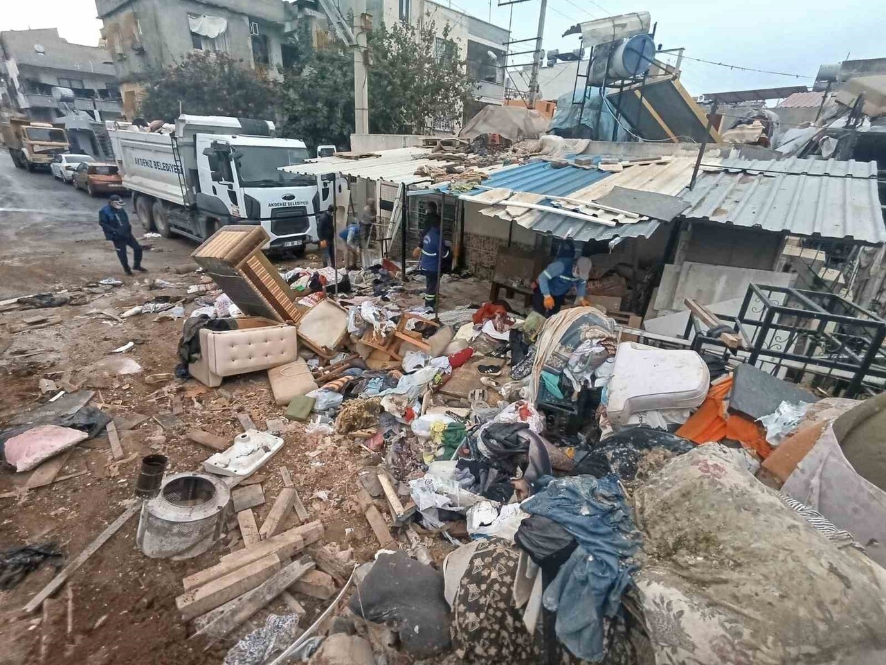 MERSİN’İN AKDENİZ İLÇESİNDE ÇEVRE VE HALK SAĞLIĞINI TEHDİT EDEN BİR ÇÖP EV, BELEDİYE EKİPLERİNİN...