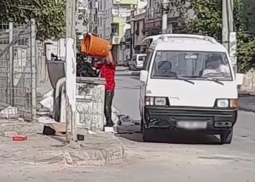 MERSİN’İN AKDENİZ İLÇESİNDE, TEKSTİL ATIKLARINI GELİŞİGÜZEL BİR ŞEKİLDE YOL KENARINA DÖKEN...