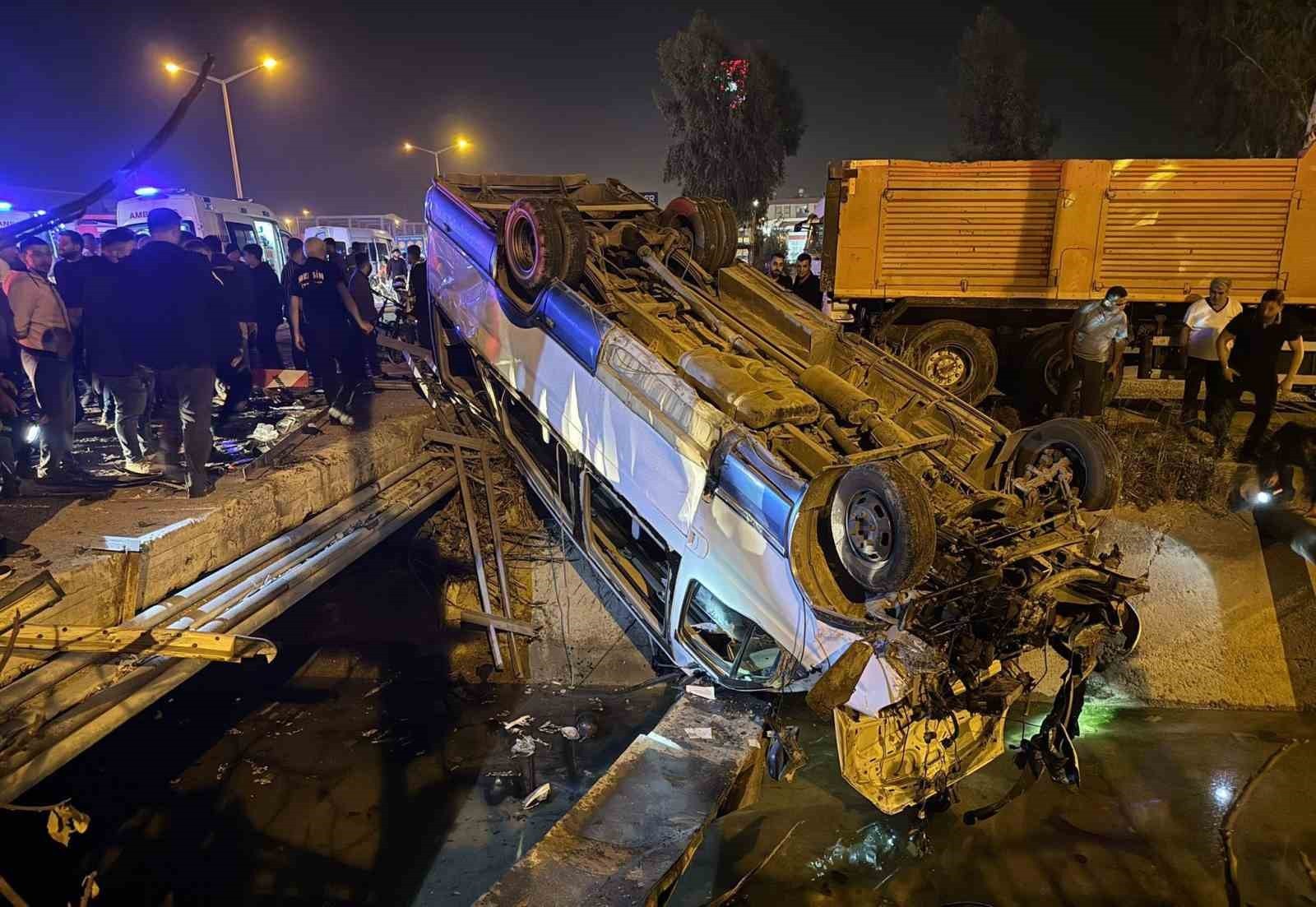 MERSİN’İN TARSUS İLÇESİNDE YOLCU MİNİBÜSÜ İLE OTOMOBİLİN ÇARPIŞMASI SONUCU 10 KİŞİ...