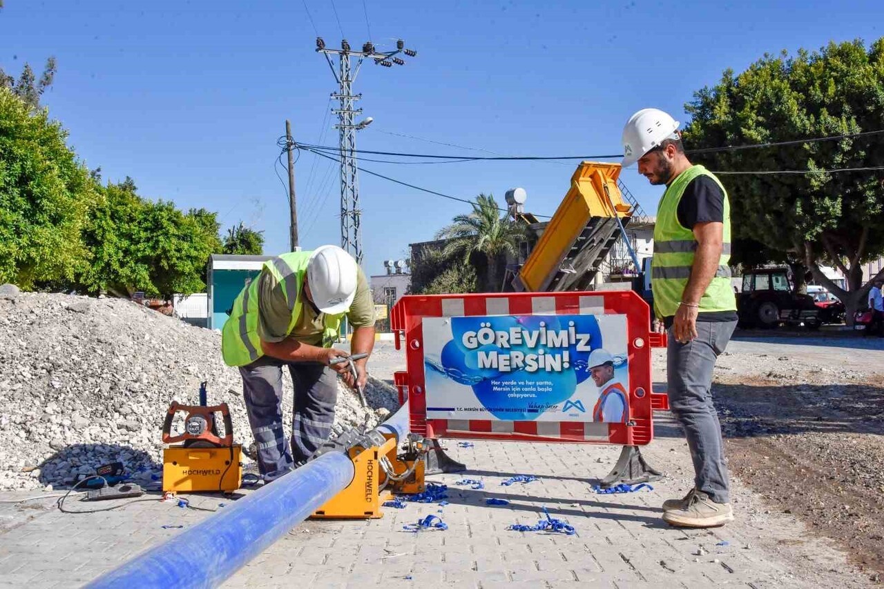 MESKİ, AKDENİZ İLÇESİ CAMİLİ MAHALLESİ’NDE EKONOMİK ÖMRÜNÜ TAMAMLAYAN İÇME SUYU TERFİ HATTINI...