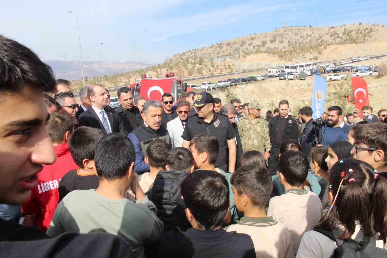 MİLLİ AĞAÇLANDIRMA GÜNÜ'NDE ŞIRNAK-CİZRE KARAYOLUNUN 30'UNCU KİLOMETRESİNDE, ŞEHİT GÜVENLİK...