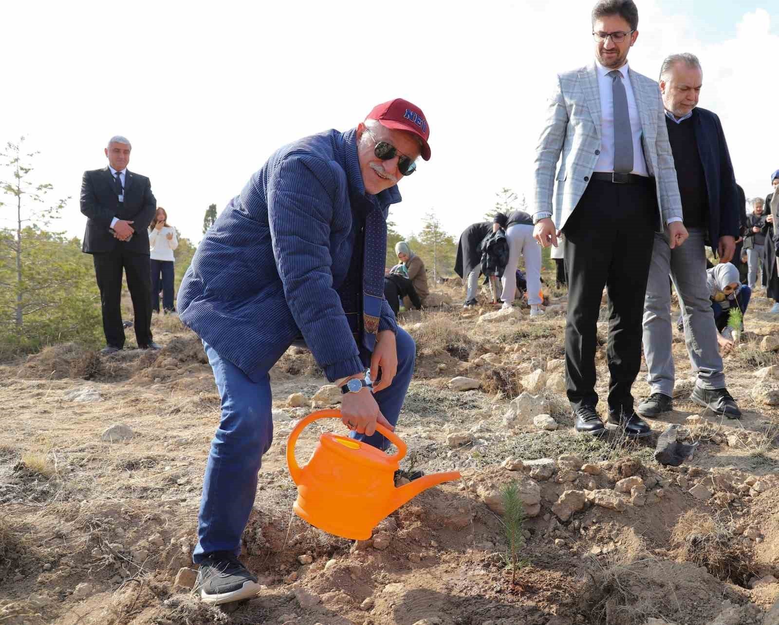 MİLLİ AĞAÇLANDIRMA GÜNÜ DOLAYISIYLA TÜRKİYE GENELİNDE EŞ ZAMANLI OLARAK DÜZENLENEN FİDAN DİKİM...