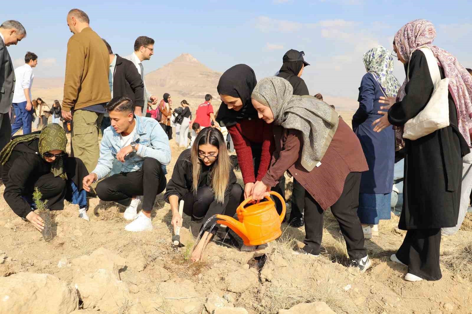MİLLİ AĞAÇLANDIRMA GÜNÜ DOLAYISIYLA TÜRKİYE GENELİNDE EŞ ZAMANLI OLARAK DÜZENLENEN FİDAN DİKİM...