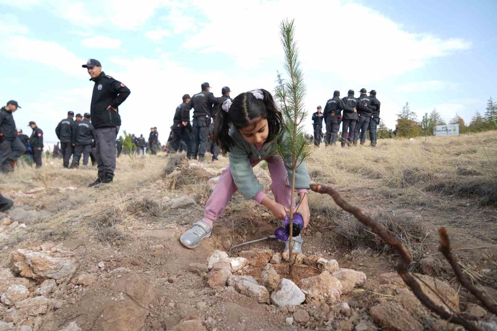 ’MİLLİ AĞAÇLANDIRMA GÜNÜ’ ETKİNLİKLERİ ÇERÇEVESİNDE NİĞDE’DE FİDAN DİKİMİ...
