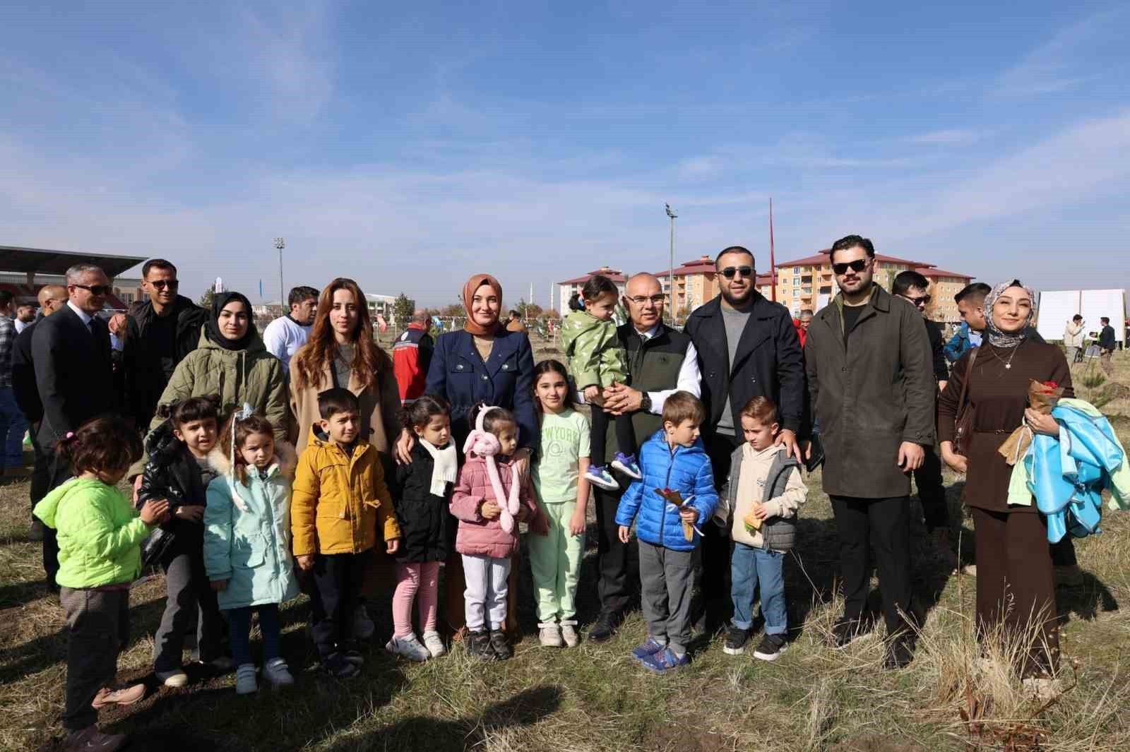 MİLLİ AĞAÇLANDIRMA GÜNÜ’NDE MİNİKLER FİDANLARI TOPRAKLA BULUŞTURDU