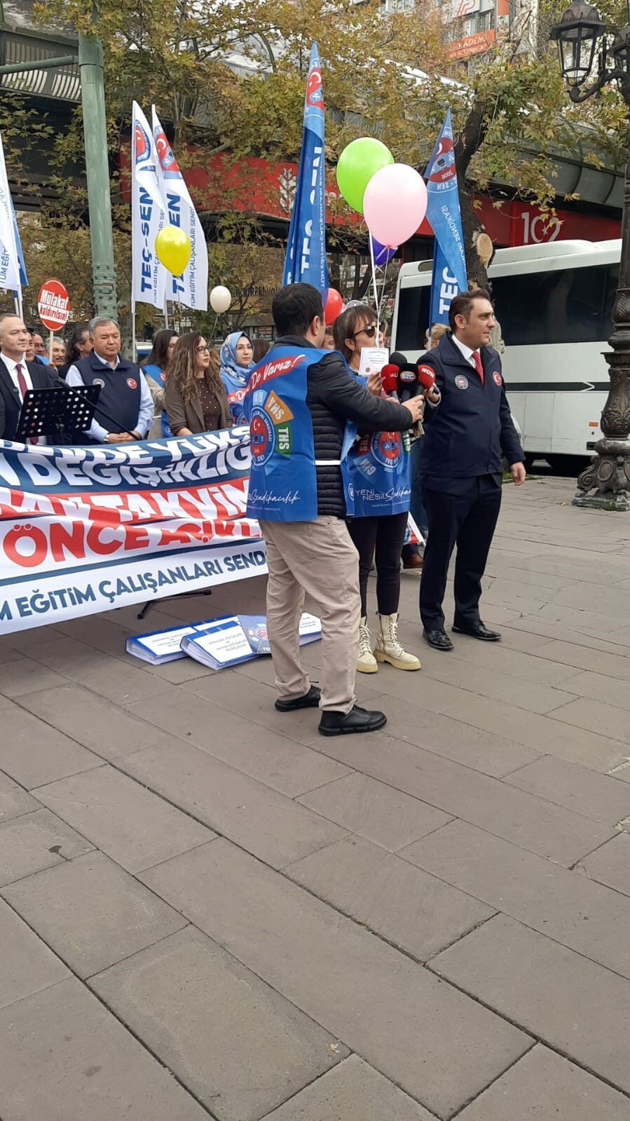 MİLLİ EĞİTİM BAKANLIĞI (MEB), ÖNÜNDE BİR ARAYA GELEN TÜM EĞİTİM ÇALIŞANLARI SENDİKASI (TEÇ-SEN)...