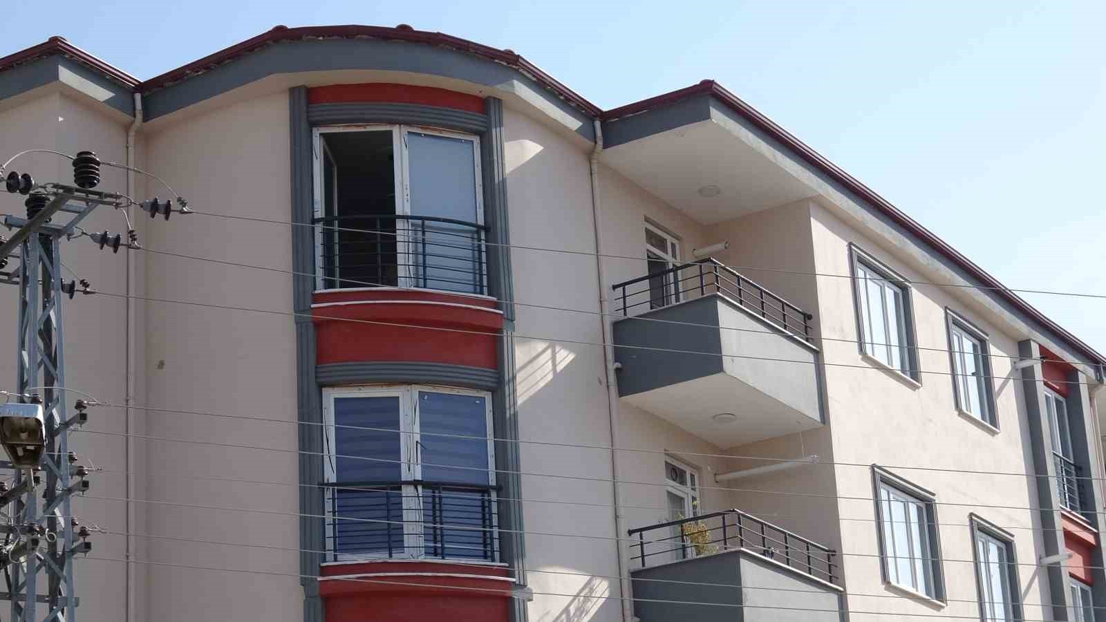 MİSAFİRLİĞE GELDİĞİ EVDE BALKONDAN DÜŞEN İNFAZ KORUMA MEMURU HAYATINI KAYBETTİ