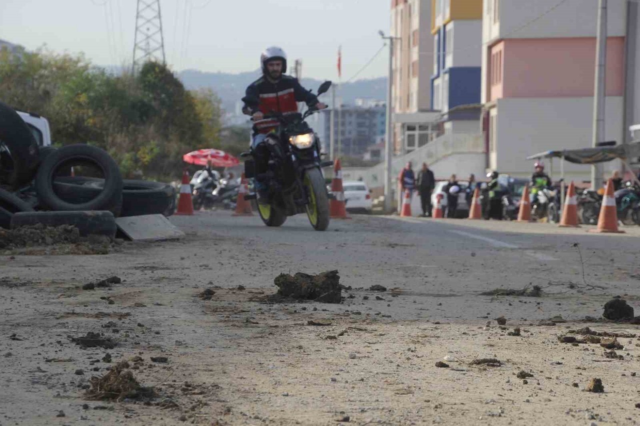 MOTOSİKLET SÜRÜCÜ ADAYLARI, YERLERİN DE ÇAMUR OLDUĞUNU, ALANDA ZOR MOTOSİKLET KULLANDIKLARINI...