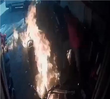 MOTOSİKLETİN TAMİR SIRASINDA ALEV ALMA ANI GÜVENLİK KAMERASINDA