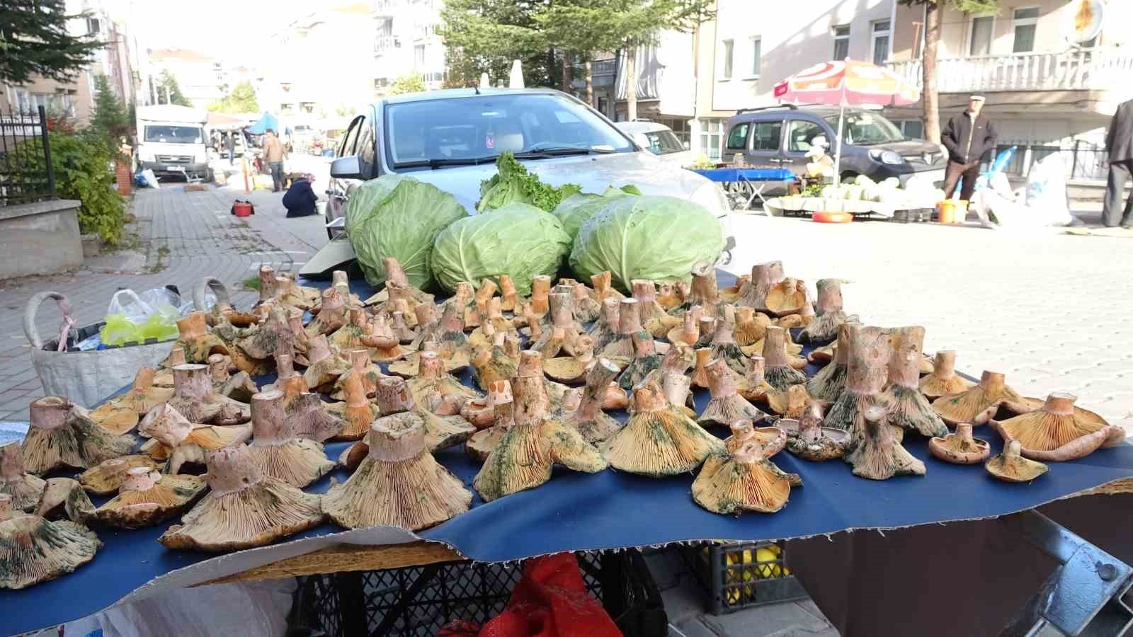 MOYMU MAHALLESİ TAVŞANLI'DA SEMT PAZARI