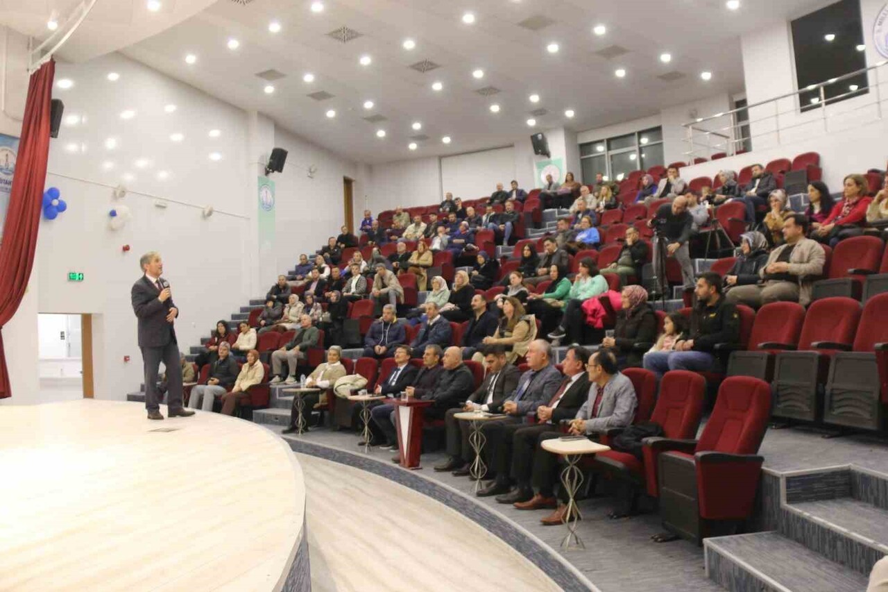 MÜDÜR YILMAZ: " ÇOCUKLARIMIZI, ANNESİNİN İZİNDE, BABASININ GÖLGESİNDE, ÖĞRETMENLERİN REHBERLİĞİNDE...