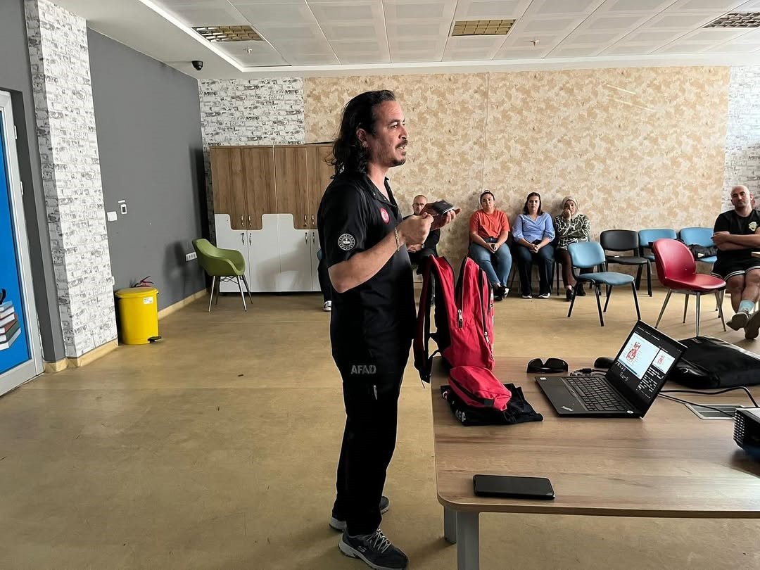 MUĞLA AFAD'DAN GENÇLİK MERKEZİ PERSONELİNE AFET BİLİNCİ VE FARKINDALIK EĞİTİMİ